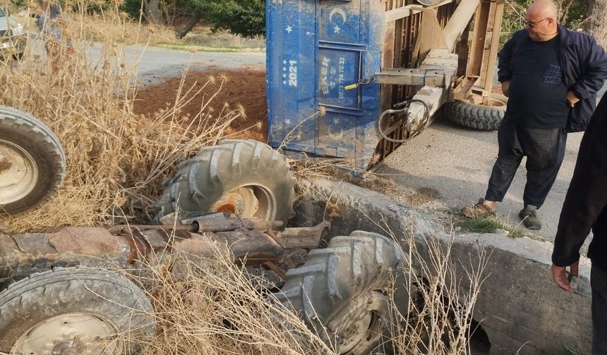 Toprak yüklü traktör dereye uçtu: 1 yaralı