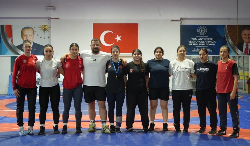 Babasının karşı çıktığı güreşte Balkan şampiyonu oldu