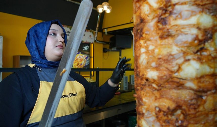 20 yaşındaki döner ustası kadın erkeklere taş çıkartıyor