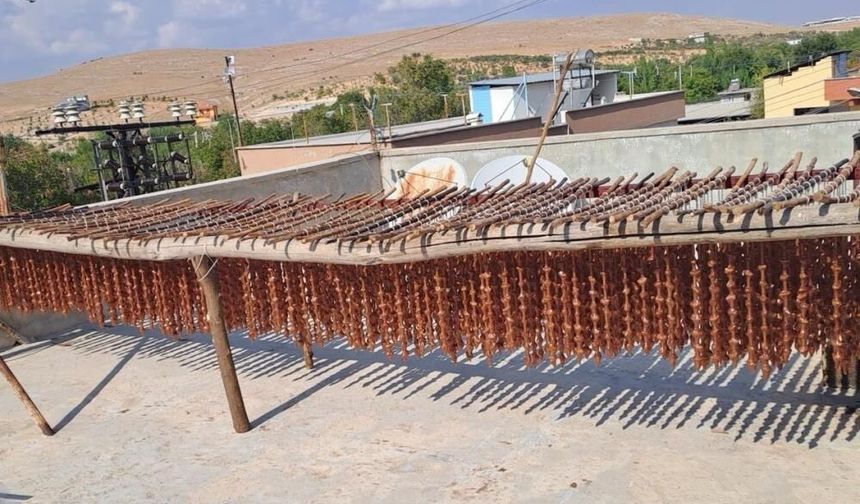 Gaziantep'in yöresel lezzetleri cevizli sucuk ve bastık geleneksel yöntemlerle hazırlanıyor