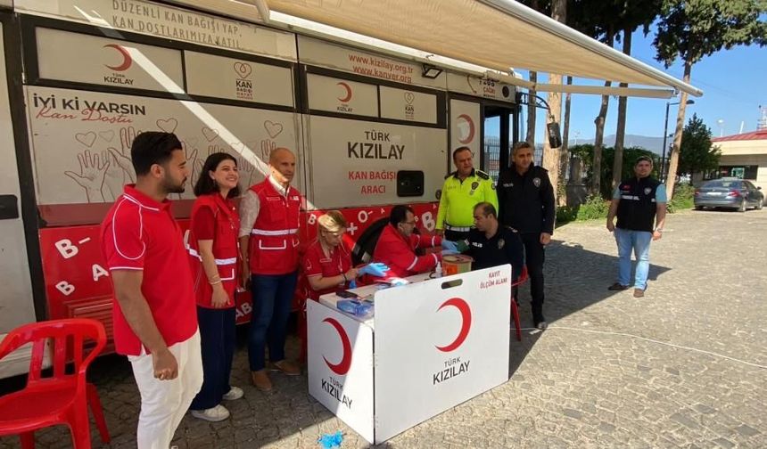 İslahiye'de polislerden Kızılay'a kan bağışı