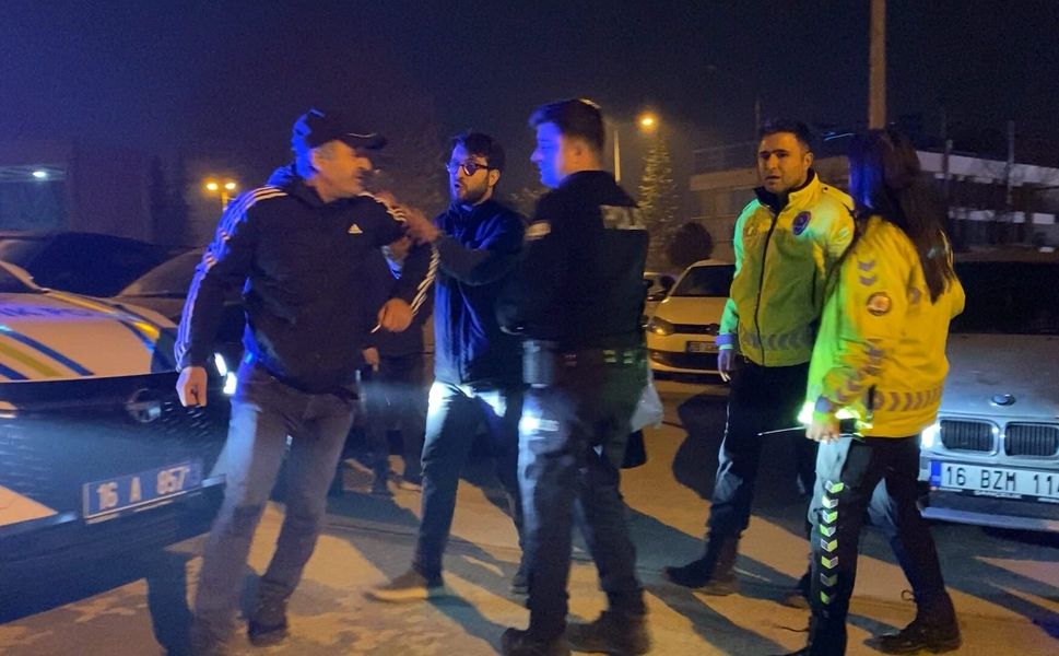 Babası kaputun üstünde oturup polise direndi