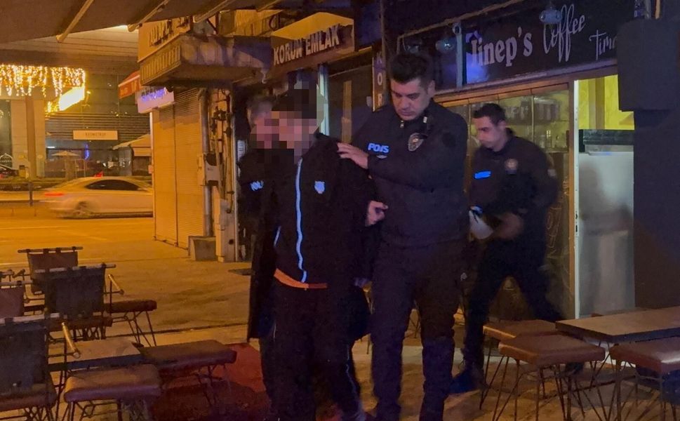 Hırsızlığın böylesi... Hırsızlık için girdiği kafede ısındı, yemek yedi