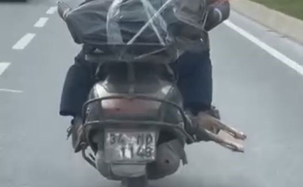 Motorcu ayağının altında et taşıdı