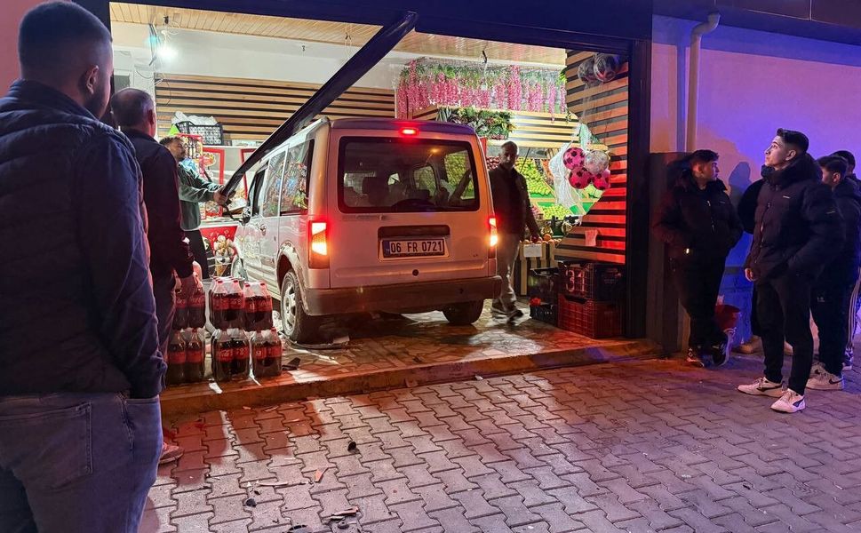 Ehliyetsiz sürücü önce kaza yaptı, ardından markete girdi
