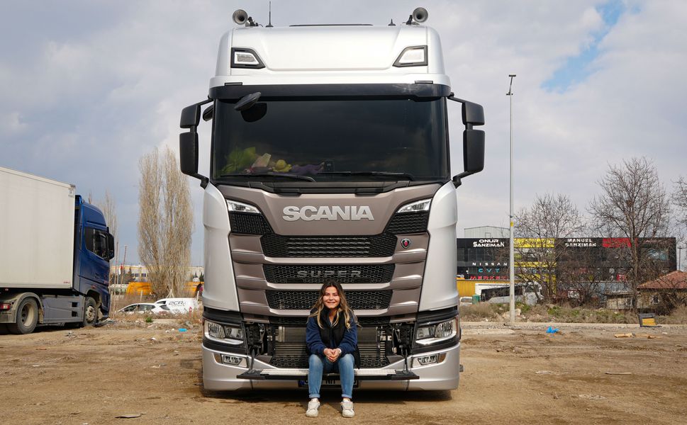 Sıradan hayatından sıkılan genç kadın uzun yol tır şoförü oldu
