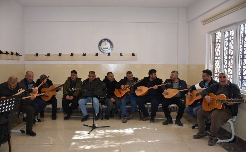 Çiftçiler müzik kursunda gitar ve bağlama öğreniyor