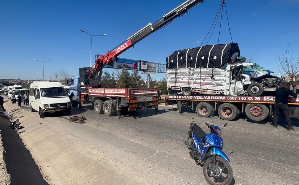 Gaziantep'te minibüs ile kamyonet çarpıştı: 4 yaralı