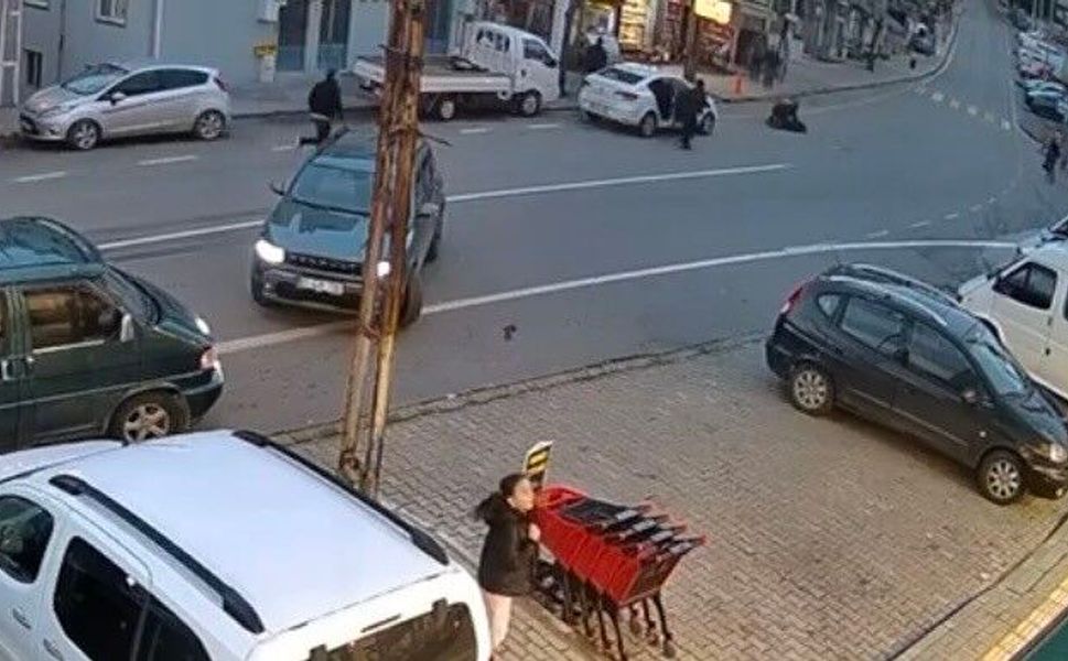 Otomobilin çarptığı genç kadın metrelerce savruldu...