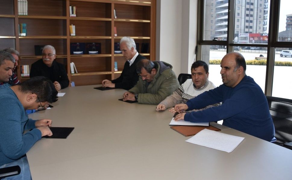 Görme engeliler Braille alfabesi öğreniyor