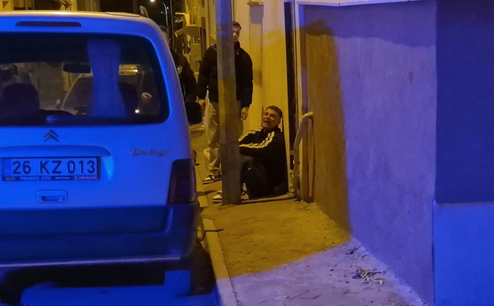 Sevgilisinden ayrılan genç sokak ortasında aracını parçaladı