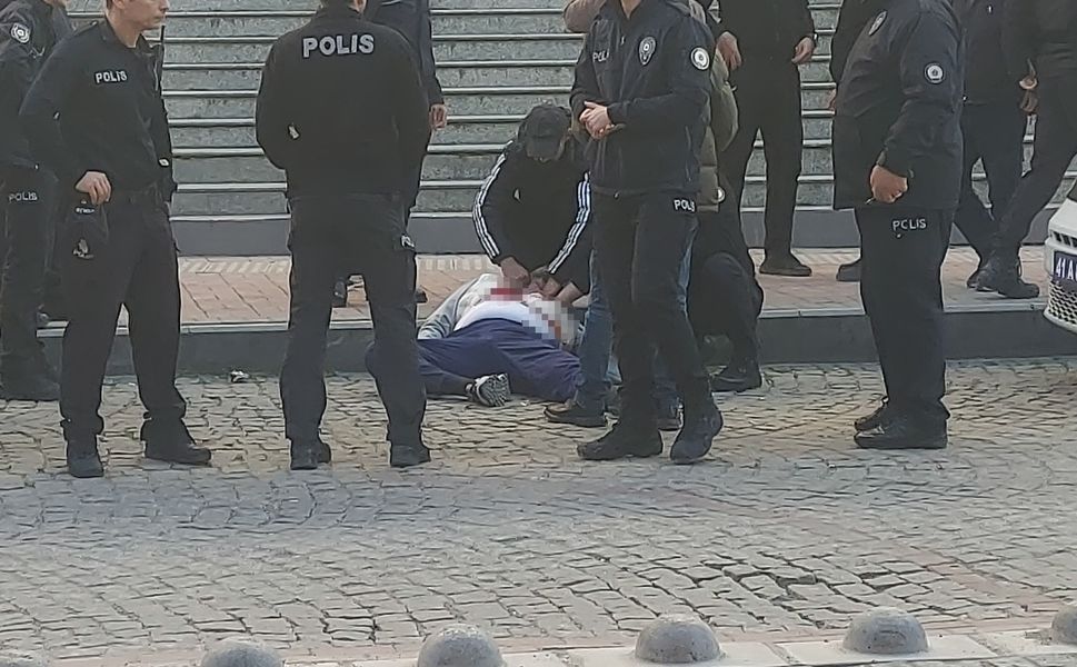 Kararını Beklemedi: İstismar Sanığını Kalbinden Bıçakladı