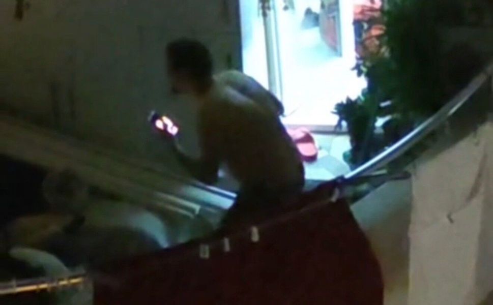 Bir genç elindeki kolonya şişesiyle tehlike saçtı