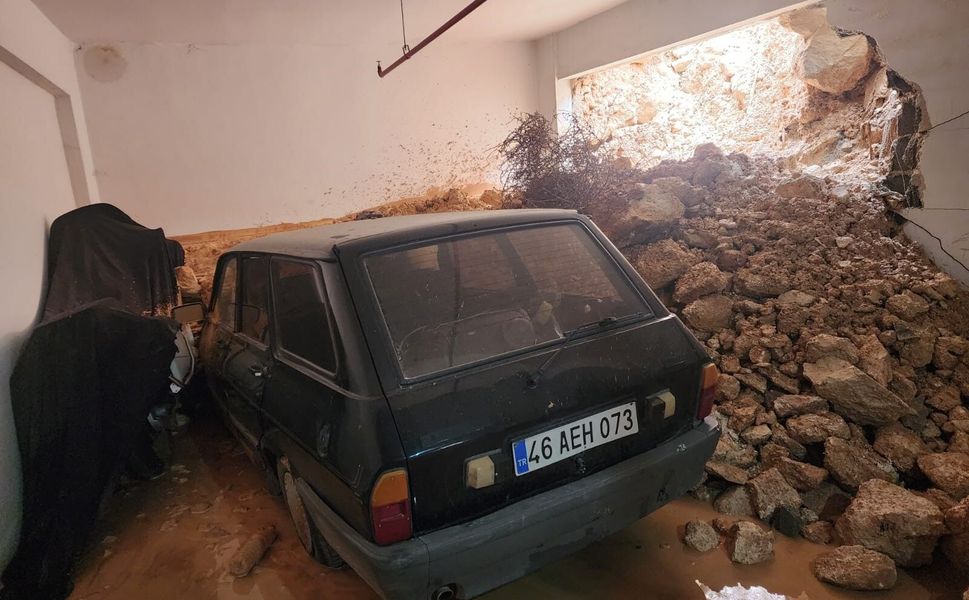 Gaziantep'te yağmur duvarı yıktı