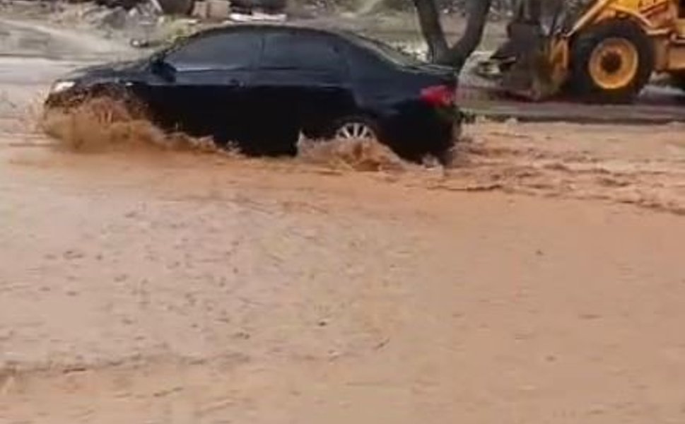 Gaziantep'te şiddetli yağıştan yollar göle döndü