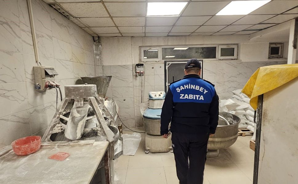 Şahinbey Belediyesi zabıta ekiplerinden gece denetimi