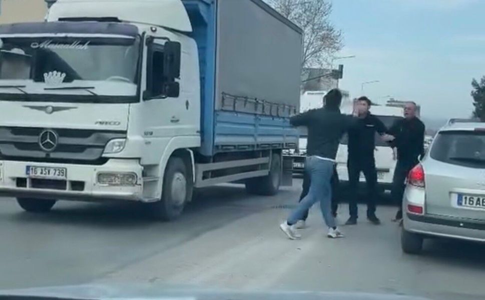 Trafikte kavga: Sürücüler birbirine girdi