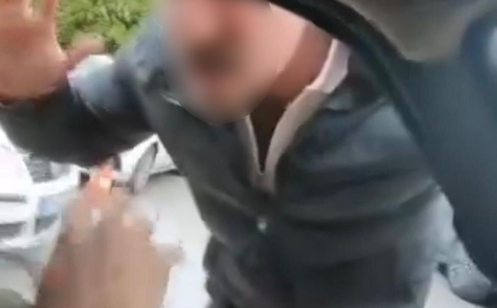 Ailesinin yanında saldırıya uğradı