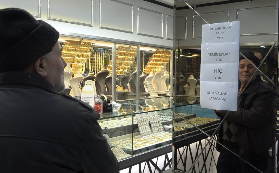 "Vallahi billahi yok" yazısı kuyumcuda izdihamı durduramadı