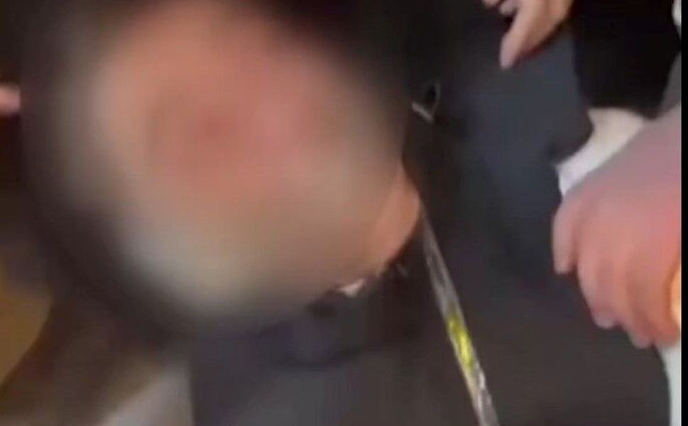 ARKADAŞLARINI BANTLAYIP KAMERAYA ALDILAR!