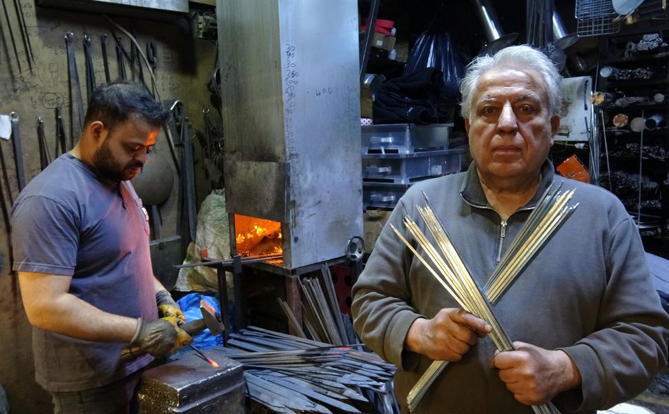 Kebap şişleri bayram için hazırlanıyor