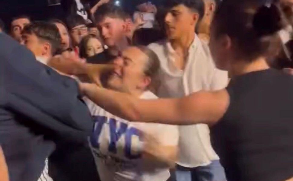 Konserde tekme ve yumruklar havada uçuştu