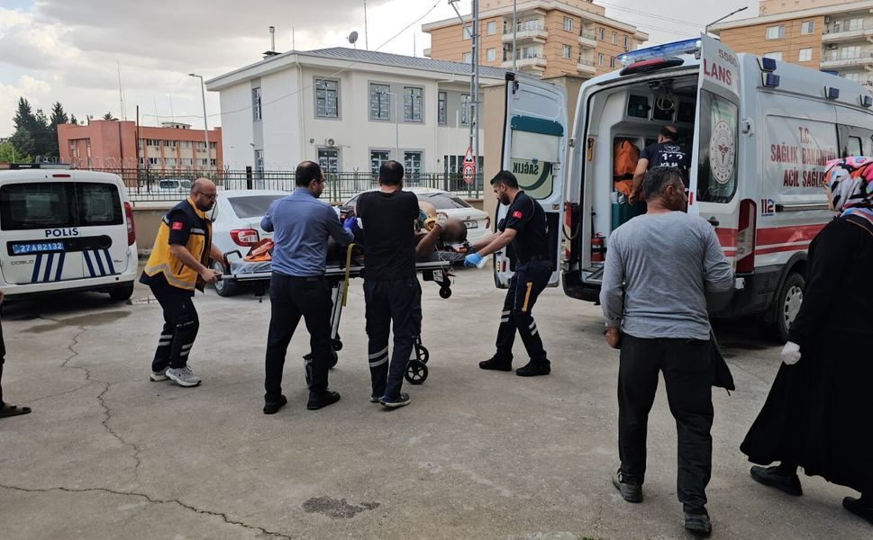 Çalışma yaparken elektrik direğinden düşen işçi yaralandı