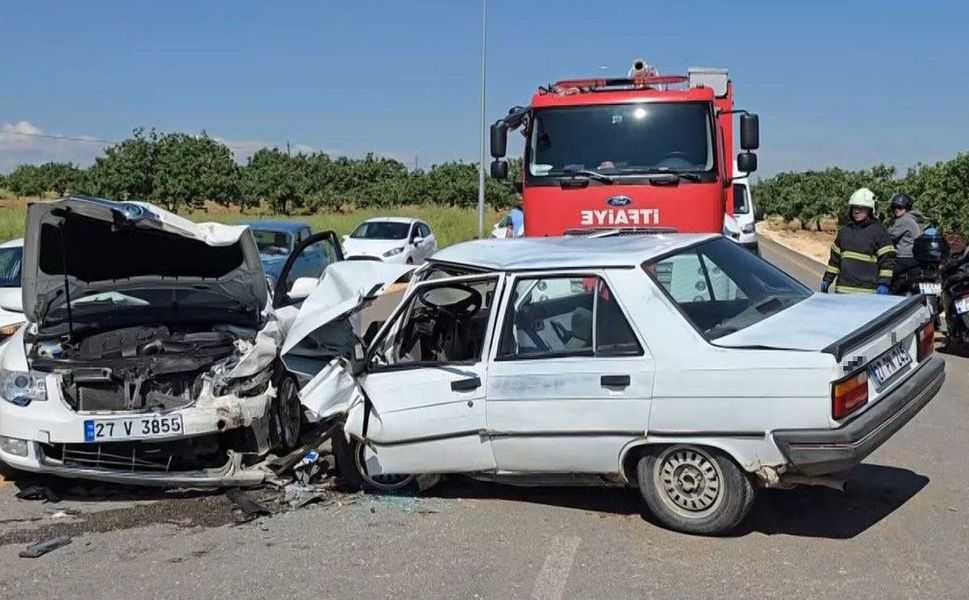 Gaziantep'te otomobiller kafa kafaya çarpıştı