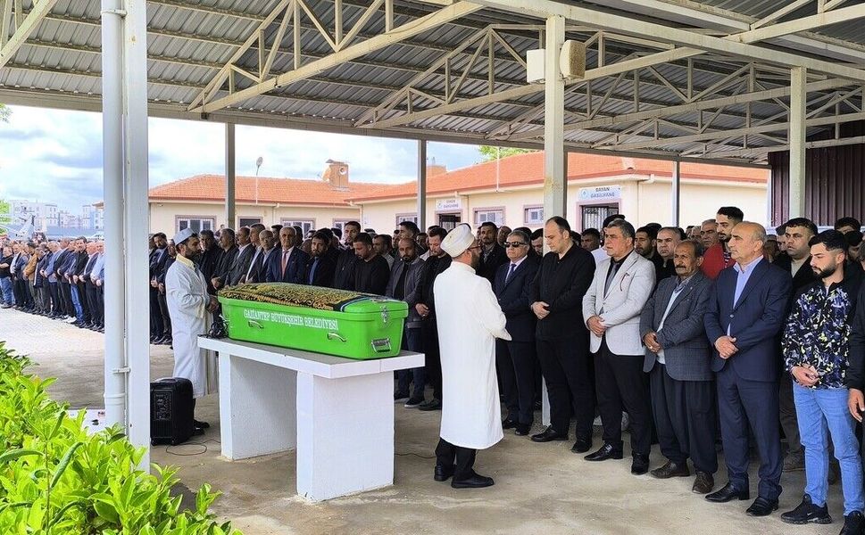 Elektrik akımına kapılarak hayatını kaybeden muhtar defnedildi