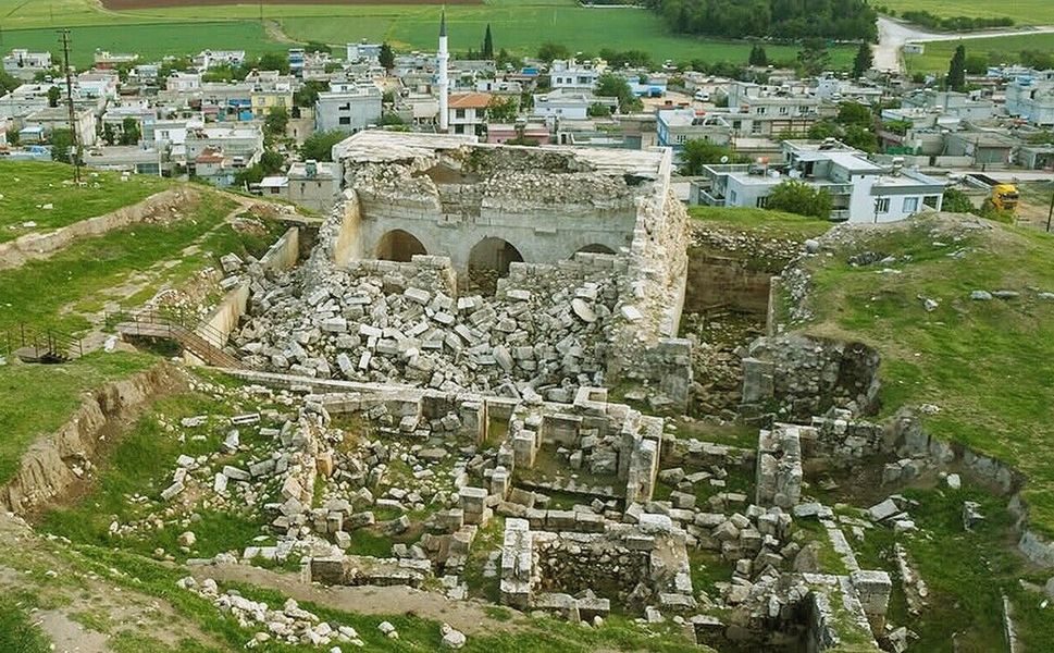 Depremde hasar gören tarihi iç kale camii restorasyon bekliyor
