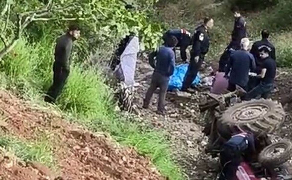 Devrilen traktörün sürücüsü hayatını kaybetti