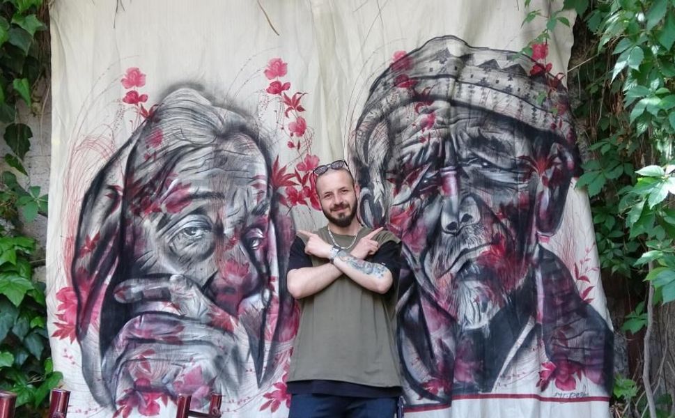 Nostaljik perde ve halıları sanat eserine dönüştürüyor