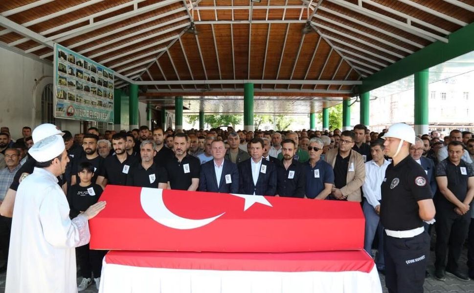 Geçirdiği rahatsızlık sonrası hayatını kaybeden polis memuru son yolculuğuna uğurlandı
