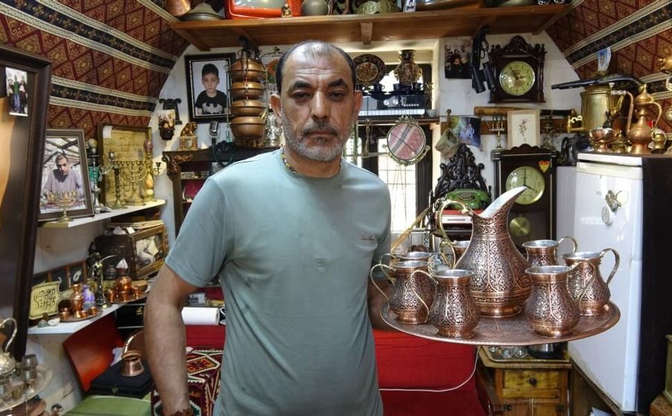 Bakır su takımı 350 bin çekiç darbesiyle hazırlanıyor