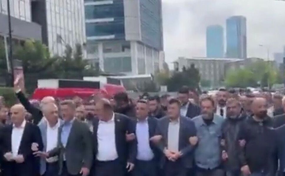 CHP Genel Merkezi’nde Gergin Anlar