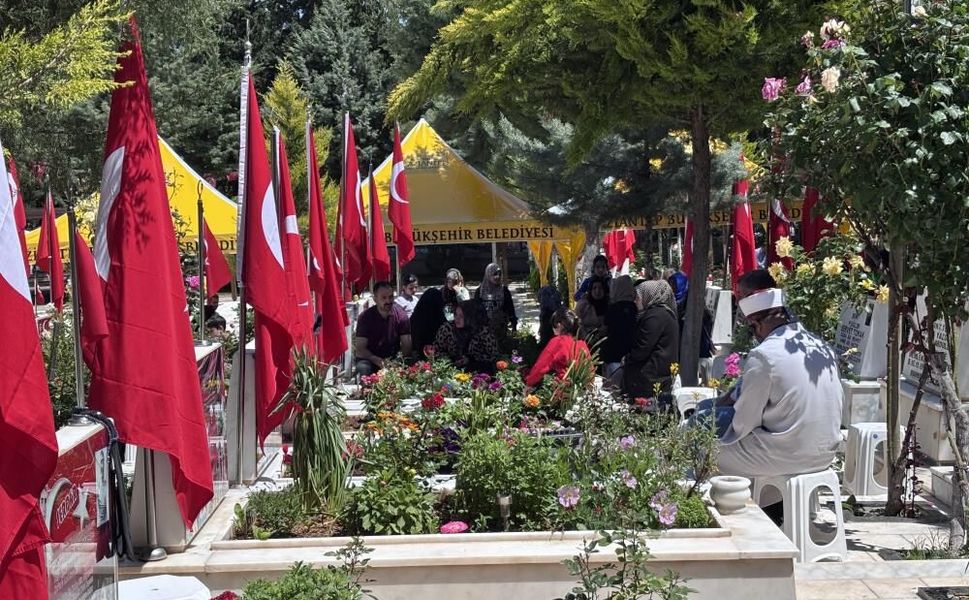 Gaziantep'te mezarlıklar ve şehitlikler Arefe günü doldu taştı