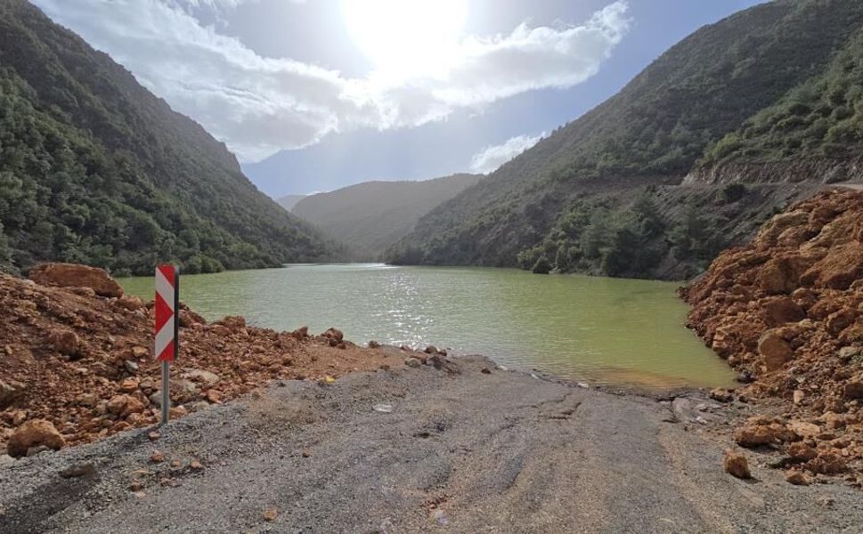 Serinlemek için dereye giren çocuk boğuldu