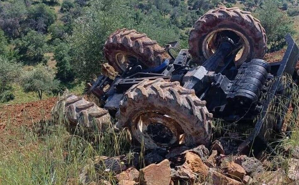 Gaziantep'te devrilen traktörün sürücüsü hayatını kaybetti