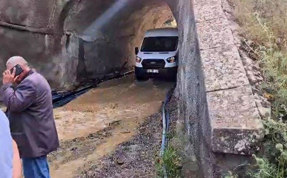 Yağış sonrası alt geçidi su bastı