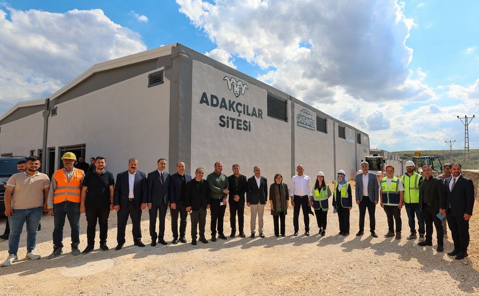 Başkan Şahin, Gazi Konut tarafından yapılan yeni Adakçılar Sitesi'ni inceledi