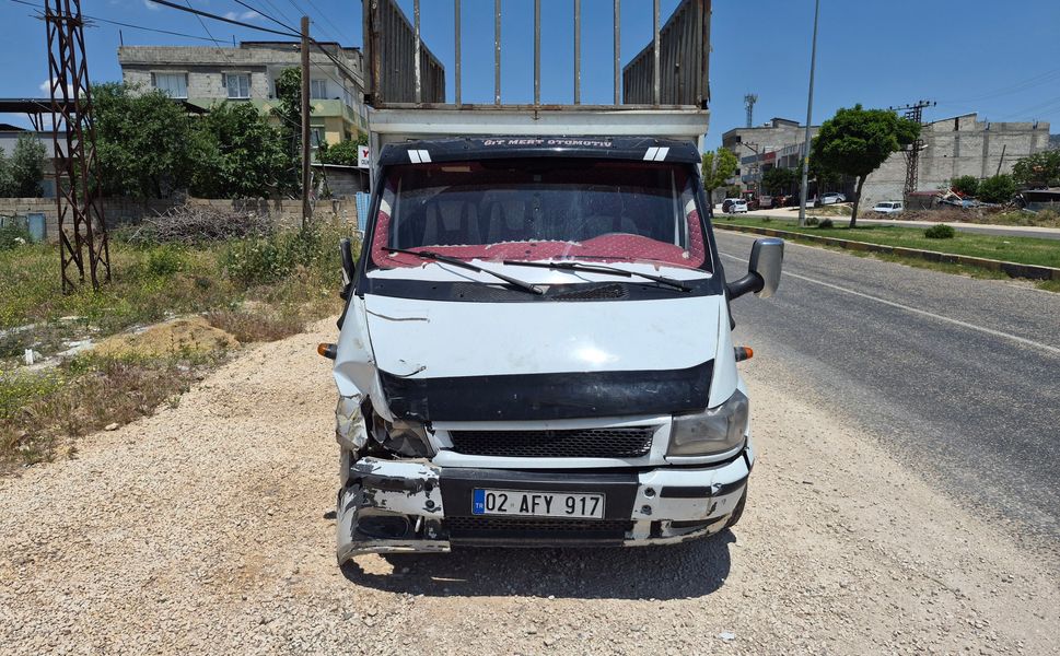 Kamyonet ile çarpışan motosikletin sürücüsü yaralandı