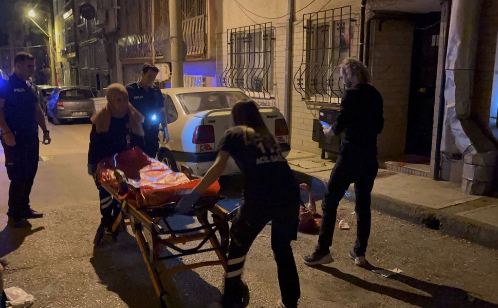 Psikolojik sorunları olan adam hem kendini hem annesini bıçakladı