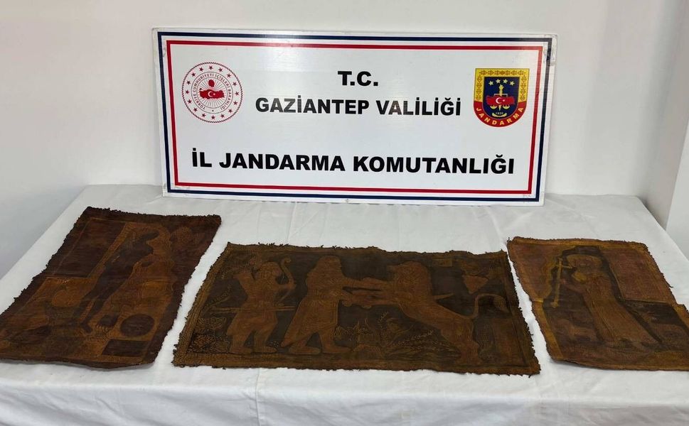 Gaziantep'te İbranice altın yazmalı 3 adet tarihi eser tablo ele geçirildi