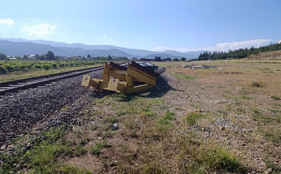 Ayrılan trenin vagonları hortuvara çarparak devrildi