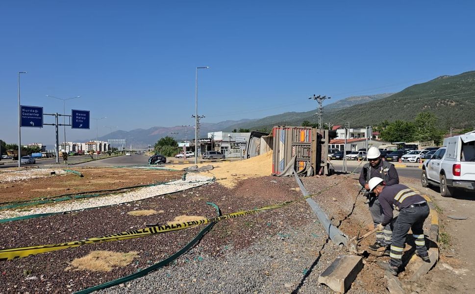 Gaziantep'te arpa yüklü tır kavşakta yan yattı