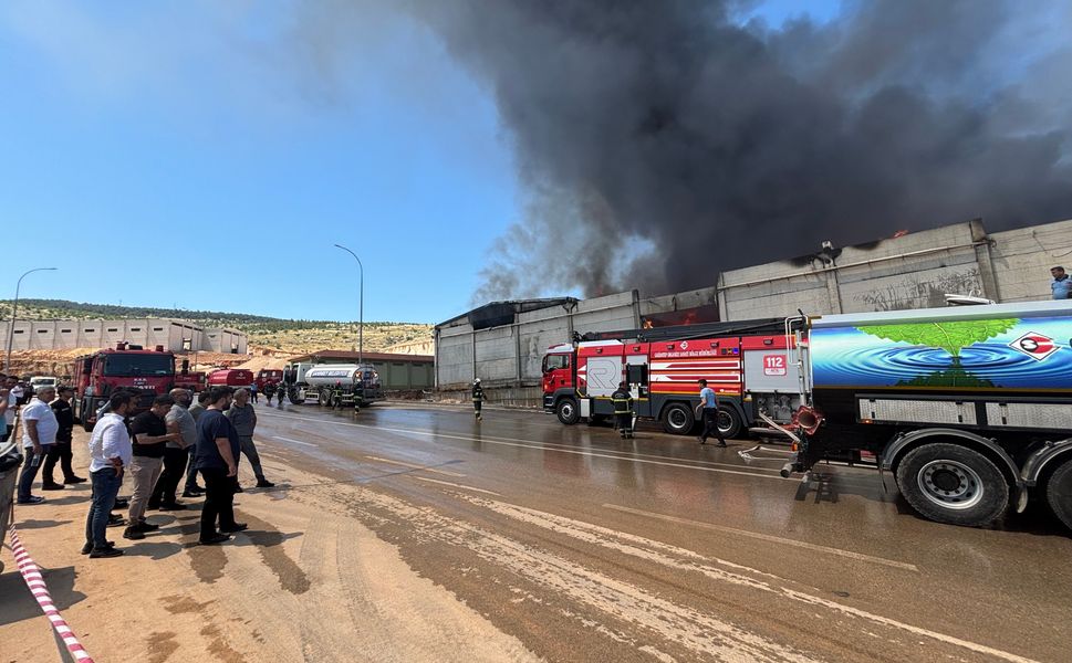 Gaziantep'te fabrika yangınına müdahale sürüyor