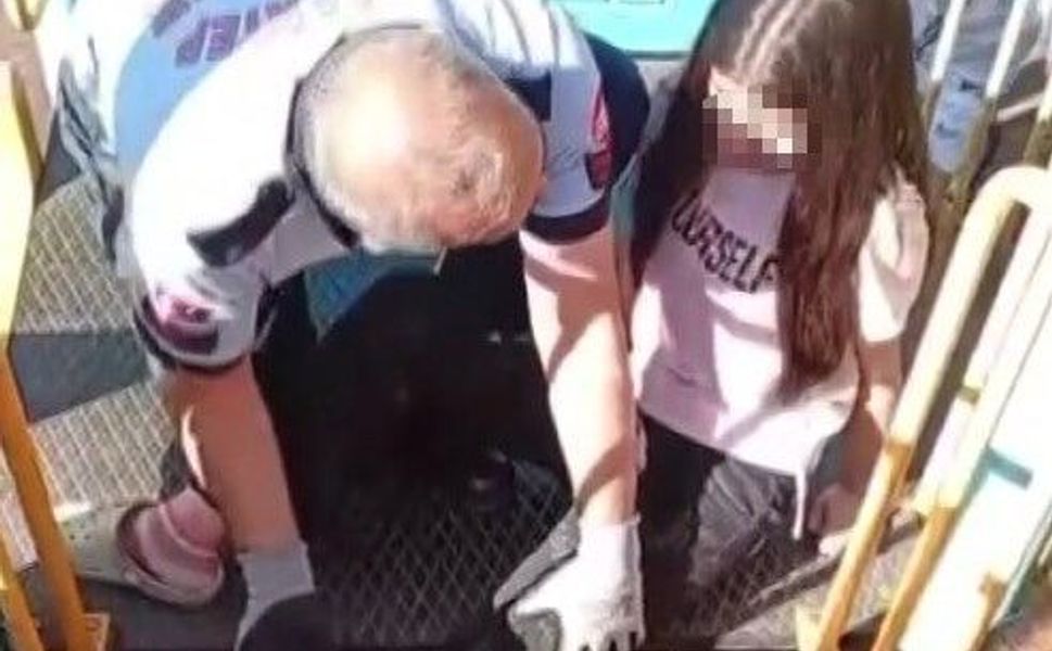 Ayağı parktaki oyun grubuna sıkışan çocuğu itfaiye kurtardı