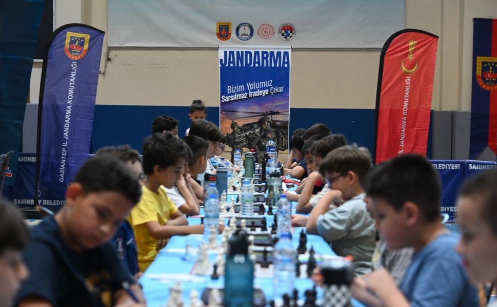 Jandarmadan ödüllü satranç turnuvası