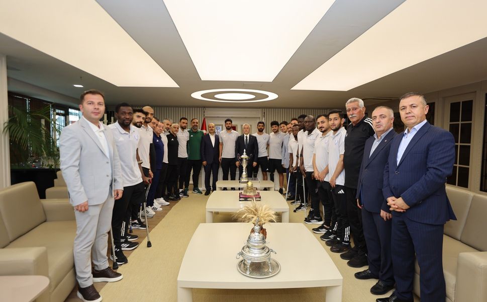 Şahinbey Ampute Futbol Takımı şampiyonluk kupasını kaldırdı