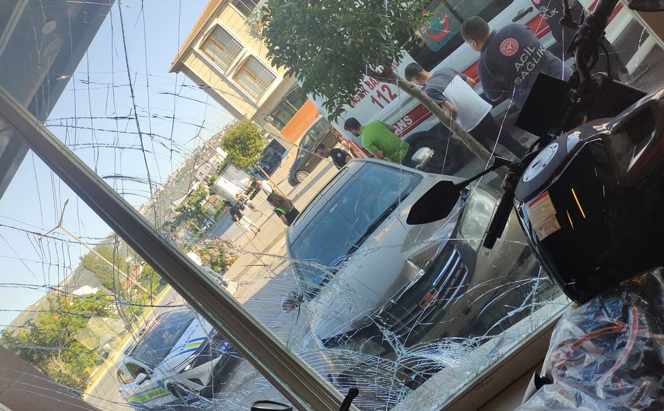 Ehliyetsiz gencin kullandığı otomobil motosiklet mağazasına daldı